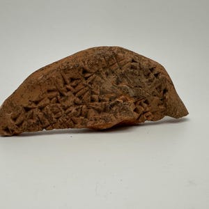 Starożytna bliskowschodnia tabliczka gliniana – fragment protoklinowego pisma mezopotamskiego, około 3000 r. p.n.e.