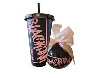 Set de taza y adorno navideño inspirado en Blackpink (negro)