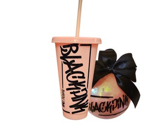 Set de taza y adorno navideño inspirados en Blackpink (rosa)