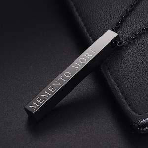 Eeuwige herinnering: gegraveerde memento mori (of amor fati) ketting met verticale staaf - roestvrijstalen inspiratie (memento mori/amor fati of beide)