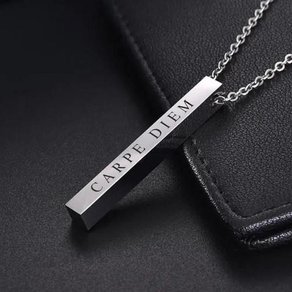 Carpe diem: Gravierte Memento Mori Vertikale Bar Halskette - Edelstahl Inspiration
