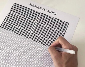 Puede incluir: Una cuadrícula en blanco y negro con las palabras "Memento Mori" en la parte superior. Una mano sostiene un bolígrafo blanco y marca casillas en la cuadrícula.