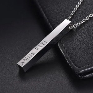 AMOR FATI: Gravierte Memento Mori Vertikale Stab-Halskette - Edelstahl-Inspiration