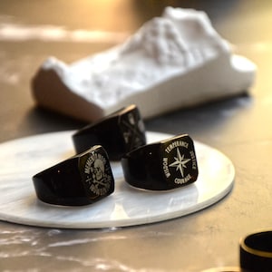 Ring met 4 stoïcijnse deugden: een herinnering aan je sterfelijkheid + levenskalender