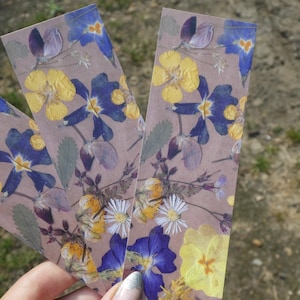 Marque page - fleurs séchées - composition florale - fait main - artisanat - 15,5 cm x 5,4 cm