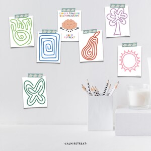 Puede incluir: Un conjunto de seis tarjetas imprimibles de trazado con los dedos para calmar con varias formas y dise&ntilde;os, que incluyen un cerebro, una pera, un &aacute;rbol, un sol, una mariposa y una espiral. Las tarjetas est&aacute;n impresas en papel blanco y tienen un dise&ntilde;o de nube azul claro en la esquina superior. El texto "Finger Tracing Calming Cards" y "Calm Retreat" est&aacute; impreso en las tarjetas.