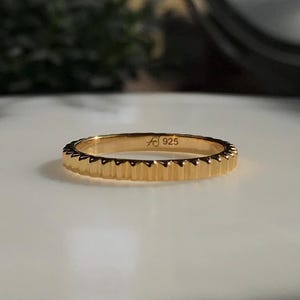 Band met verticale lijnen |  Verticale groeven | Eternity-lijnring | Gouden band | Goudkleurige ring met structuur | Duimring | 925 sterlingzilver