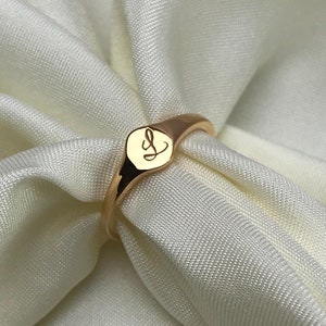 Chevalière ovale personnalisée - bague initiale gravée délicate - bague auriculaire dorée personnalisée - cadeau de Noël - mini bague personnalisée - cadeaux pour maman
