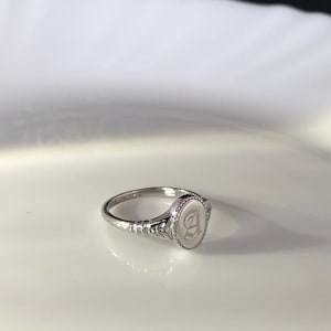 Anillo gótico vintage personalizado, anillo con inicial ovalada personalizada, joyería gótica delicada, regalo personalizado, anillo con letra personalizada, regalo para mamá