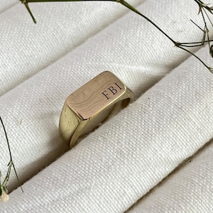 Anillo de sello personalizado - Anillo de sello personalizado con iniciales - Regalo grabado para él/ella - Joyería minimalista - Joyería unisex, Anillo con letra pequeña /
