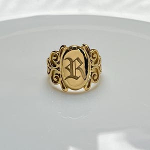 Custom Oval Signet Ring, Initial Ring, Designer ring for unisex, Victorian Signet Ring in Silver, Personalized Signet Ring, Old english font