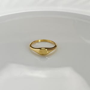 Petite Oval Signet Ring- Custom Minimalist Pinky Ring-Tiny Signet Ring-Simple Engraved Signet Ring-Sleek Stacking Ring-Modern Ring for Women