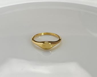 Anel de sinete oval pequeno - Anel minimalista personalizado para o dedo mindinho - Anel de sinete minúsculo - Anel de sinete simples com gravação - Anel elegante para usar em conjunto com outros anéis - Anel moderno para mulheres