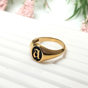 Anillo con inicial, anillo con inicial de esmalte llamativo, anillo con sello de letra, anillos con letras, anillo con inicial de oro, anillo con sello de inicial