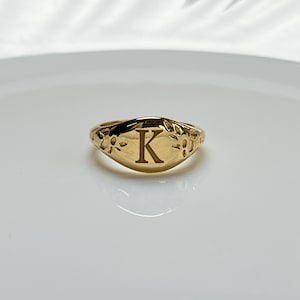 Anillo de sello con diseño floral y grabado de iniciales, versátil para uso diario y fiestas, anillo de sello, anillo para mujer, anillo de sello personalizable