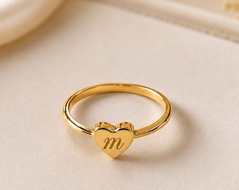 14K gouden eerste hartring, gepersonaliseerde briefring, sierlijke gouden stapelbare ring, minimalistische hartsieraden, aangepast monogramcadeau