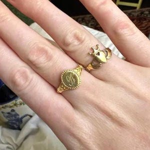 Anel gótico vintage personalizado, anel de sinete oval personalizado, joias góticas delicadas, presente personalizado, anel com letra personalizada, presente para mãe imagem 5