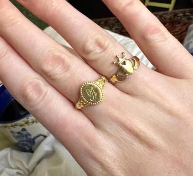Anel gótico vintage personalizado, anel de sinete oval personalizado, joias góticas delicadas, presente personalizado, anel com letra personalizada, presente para mãe imagem 5