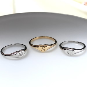 Anillo de sello de corazón de plata de ley 925 - Anillo de sello de corazón con letra personalizada - Anillo de sello de corazón pequeño - Regalo de San Valentín - Regalo para ella