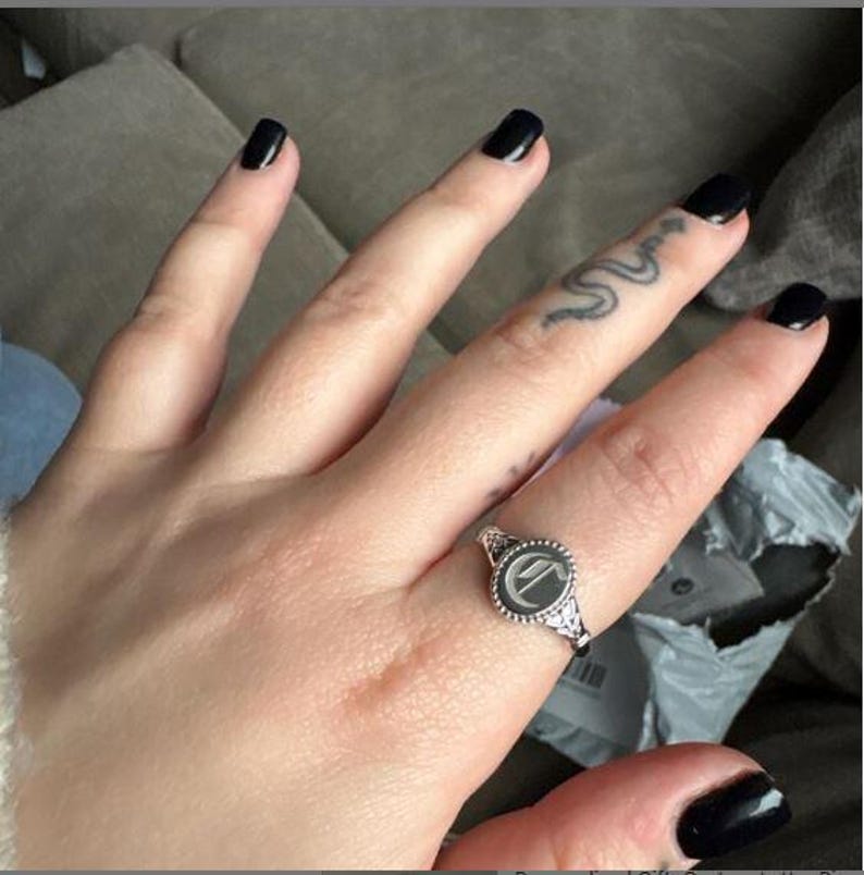 Anel gótico vintage personalizado, anel de sinete oval personalizado, joias góticas delicadas, presente personalizado, anel com letra personalizada, presente para mãe imagem 2