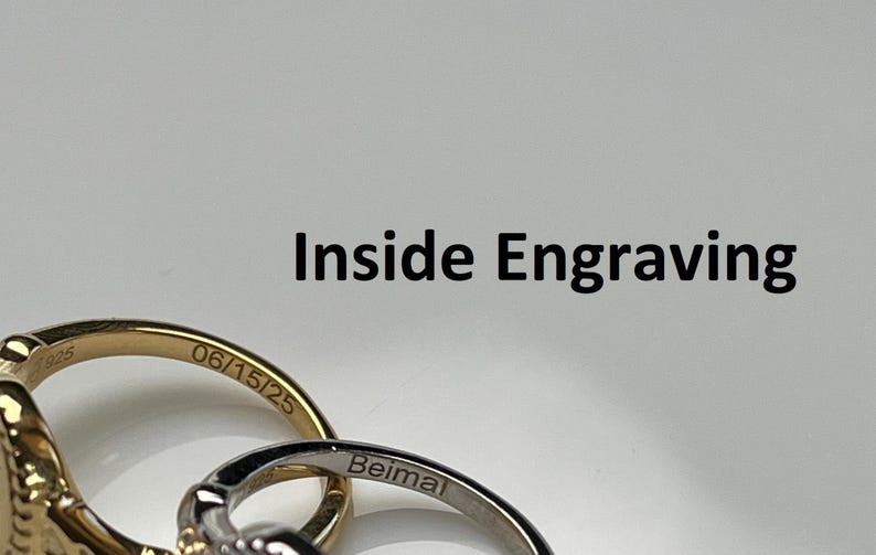 Pode incluir: Duas alian&ccedil;as de ouro com gravuras. A alian&ccedil;a de cima tem a data "06/15/25" gravada no interior. A alian&ccedil;a de baixo tem a palavra "Beimal" gravada no interior.