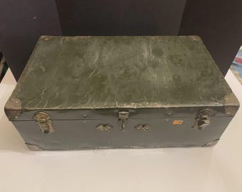 Maleta de viaje antigua de metal verde de la década de 1920, remachada y con bandeja extraíble.