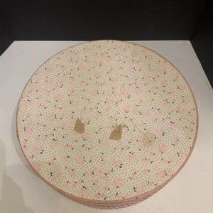 Caja para sombreros redonda de cartón con papel pintado de flores rosas de la década de 1940