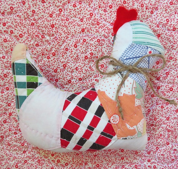 Quilted Chicken Pillow: Vintage Farmhouse Dresden Plate Decor