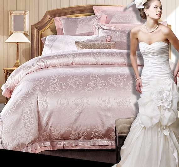 Elegant Silk Bed Sheets for a Luxurious Bedroom