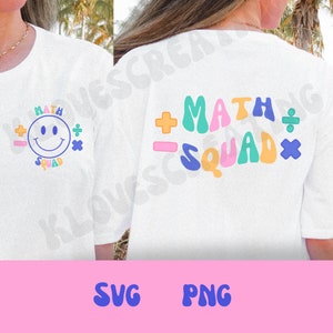 Könnte beinhalten: Ein weißes T-Shirt mit einem bunten Grafikdesign, auf dem "Math Squad" mit einem Smiley und mathematischen Symbolen steht. Das Design ist im Retro-Stil mit abgerundeten Buchstaben und leuchtenden Farben gehalten.