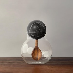 Recipiente/frasco de vidrio esférico decorativo con tapa de bola de mármol negro natural y cuchara de madera de acacia tallada a mano incrustada.