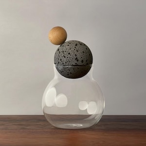 Puede incluir: Una tabla de cortar de madera hecha a mano con un acabado natural. La tabla tiene un borde natural en un lado y mide aproximadamente 45 cm de largo, 30 cm de ancho y 2,5 cm de grosor.