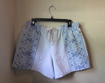 Pantaloncini realizzati con asciugamani da spiaggia riciclati