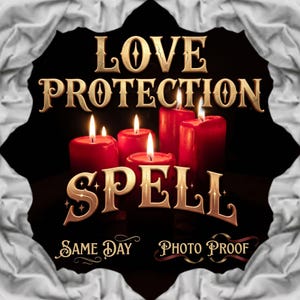 Puede incluir: Cinco velas de pilar rojas con llamas encendidas están dispuestas en un entorno oscuro. El texto LOVE PROTECTION SPELL se muestra en letras doradas grandes, con las palabras SAME DAY y PHOTO PROOF en una escritura dorada más pequeña.