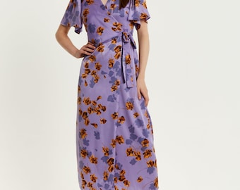 Damen Maxikleid in lila mit Blumenmuster mit V-Ausschnitt, kurzen Ärmeln, Wickelstil, Midi-Länge - Liquorish
