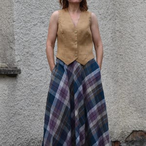 Leinenweste für Frauen - Karamellfarbe, Ungefüttert, Handgemacht, V-Ausschnitt, Ärmellos, Sommer Leinenweste, Minimalistische Kleidung, Naturleinenweste