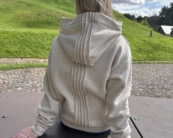 Moletom com capuz cor aveia, modelo oversized, com costura decorativa nas costas, pulôver com capuz, roupa feita à mão