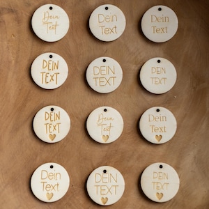 Anhänger aus Holz personalisiert mit Wunschtext - eigene Gravur - 6 Schriftarten wahlweise Herz Symbol - Geschenkanhänger - Gastgeschenk
