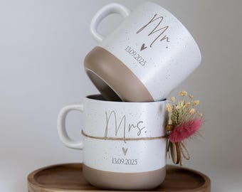Mok Dhr. Mevr. gepersonaliseerd met datum, gravure, optioneel hangertje & gedroogde bloemen / keramiek beige, grijs, zwart, huwelijkscadeau