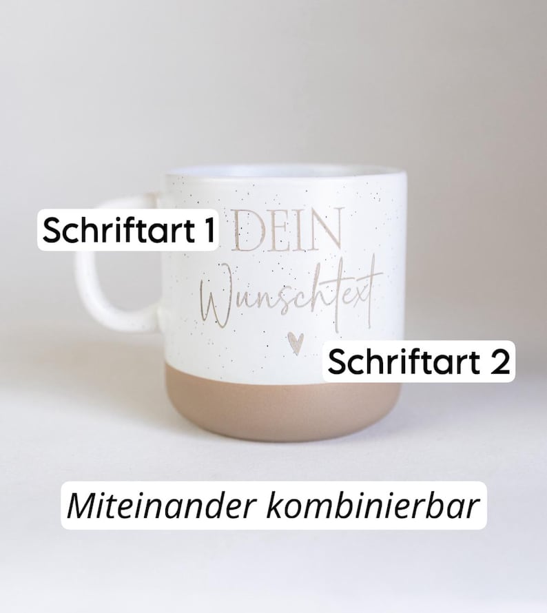 Op de afbeelding: Witte keramische mok met een gespikkelde afwerking en een bruine basis. De mok heeft de tekst "DEIN Wunschtext" in een scriptlettertype, samen met een klein hartje. De teksten "Schriftart 1" en "Schriftart 2" zijn ook zichtbaar. De tekst "Miteinander kombinierbar" staat onderaan.