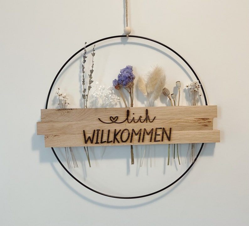 Türkranz Trockenblumen Herzlich Willkommen Willkommensschild Schild Kranz Holz Metall 30cm Gravur Ring Türschild Lagurus Lavendel Mohn Bild 1