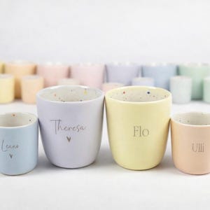 Tasse mit Namen pastell + Punkte personalisierbar, Gravur, optional Tablett, Keramik 6 Farben, Latte 250ml o. Espresso 70ml, Eierbecher