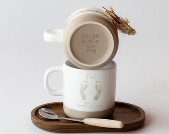 Personalisierte Tasse mit Baby Fußabdruck oder Handabdruck mit Name und Geburtsdaten,  optional Bodengravur & Tablett, Geschenk zur Geburt