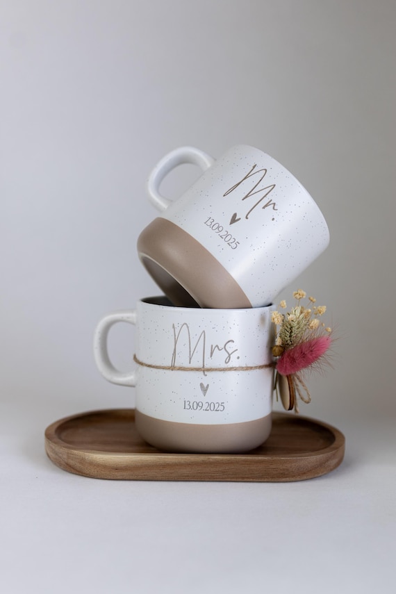 Tasse Mr. Mrs. personalisierbar mit Datum, Gravur, optional Anhänger & Trockenblumen / Keramik beige, grau, schwarz, Geschenk Hochzeit