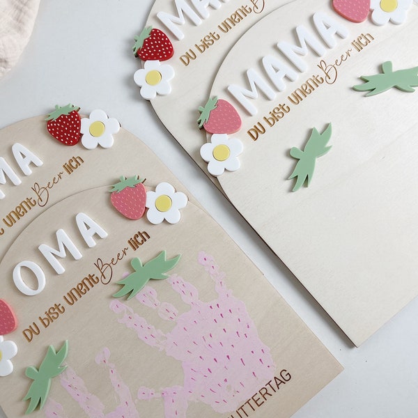 Schild Mutter oder Oma personalisierbar mit Namen - Geschenk - Erdbeeren Beeren - Handabdrücke - Holz und Acryl