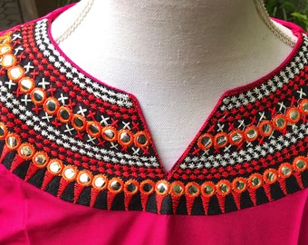 Baumwollbestickte Sommerblusen für Damen mit kurzen Ärmeln. Ethnisches T-Shirt für Damen in Rosa