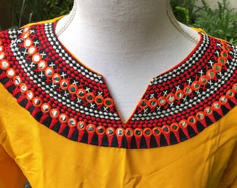 Baumwollbestickte Sommerblusen für Damen mit kurzen Ärmeln. Ethnisches T-Shirt für Damen in Gelb