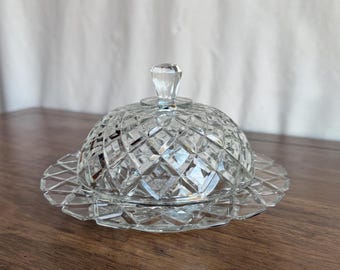 Manteigueira vintage de cristal lapidado com tampa em formato de cúpula e padrão de diamante.