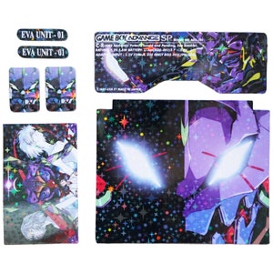 Könnte beinhalten: Eine Game Boy Advance SP Konsolenhaut mit schwarzem Hintergrund und holografischem Effekt. Die Haut hat ein Design eines lila und roten Roboters mit weißen Augen. Der Text "EVA UNIT-01" ist auf der Haut gedruckt.