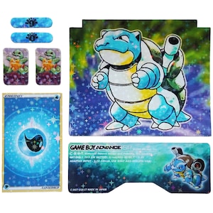 Könnte beinhalten: Eine blaue und gelbe Game Boy Advance SP Konsole mit einem holografischen Design, das einen blauen Schildkröten-Pokémon-Charakter zeigt. Die Konsole hat einen silbernen Rahmen und den Text "GAME BOY ADVANCE SP" auf der Vorderseite. Die Rückseite der Konsole hat ein holografisches Design mit einem blauen Schildkröten-Pokémon-Charakter und den Text "C/AGT-USA ET MADE IN JAPAN".